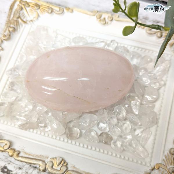 ローズクォーツ 握り石 天然石 パワーストーン 10月誕生石 原石 置物 開運 グッズ 風水 ( ローズクォーツ184g握り石現品限り白色巾着付き )