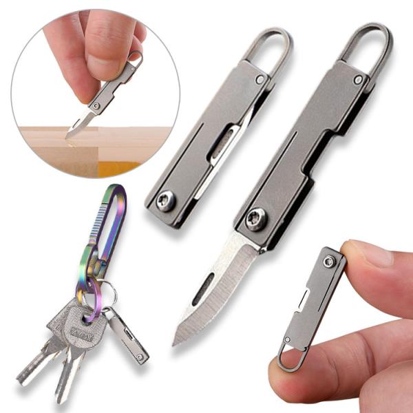 ◆軽量＆錆びにくいチタン合金製チタンは非常に軽く、腐食に強いため汗や雨などで錆びにくいのが特徴です。◆安全な折りたたみ式刃の部分はしっかり内側に収納可能。安全に携帯する事ができます。◆フック一体型お手持ちのキーホルダーやカバン等に簡単に取り...