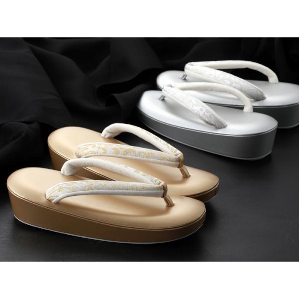 商品情報新品　日本製鼻緒にきらびやかで高級感のある『佐賀錦』を使用した、フォーマルな場に相応しいゴールドとシルバーの草履です。天部分はクッション性のある高反発草履となっています。草履の台には軽くてクッション性のある『コルク』を使用しています...