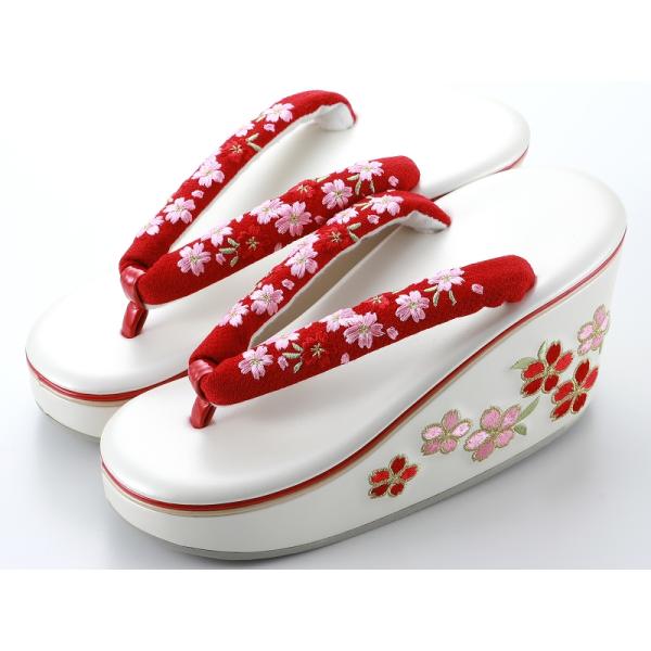 商品情報新品　箱入り振袖用かかと高、フリーサイズ草履です着物姿からチラッと見えるかかと、かかとの側面に刺繍がたっぷり施されている新タイプ★訳内容※わずかなキズ・汚れ(返品・交換不可です) 素材台：合成皮革使用 サイズ適応サイズ 23.5〜2...