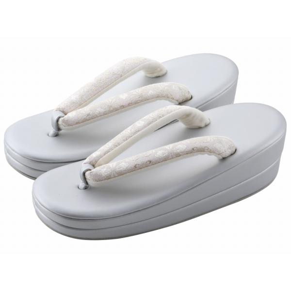 商品情報新品 礼装用 箱入りお洒落な柄の鼻緒にシンプルな草履単品です鼻緒の裏はソフト加工で足に負担がかかりにくい※わずかな擦れキズ等あり（履いて頂くには問題ない程度です）草履の履き方：小指とかかとは草履から出るのが普通です。草履は、かかとを...