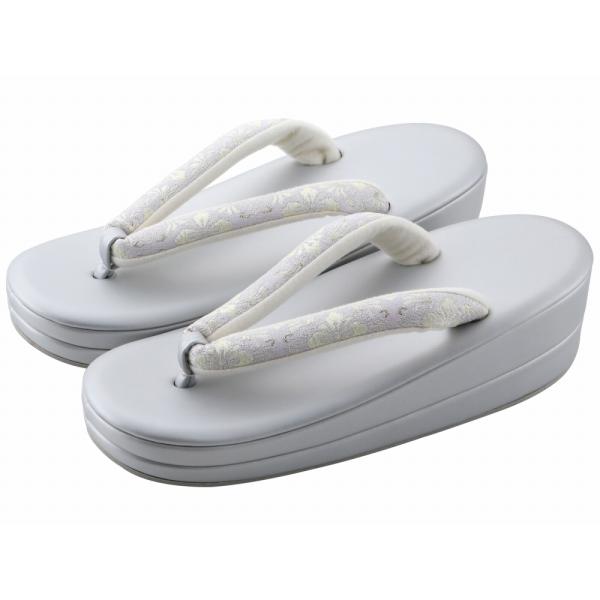 商品情報新品 礼装用 箱入りお洒落な柄の鼻緒にシンプルな草履単品です鼻緒の裏はソフト加工で足に負担がかかりにくい※わずかな擦れキズ等あり（履いて頂くには問題ない程度です）草履の履き方：小指とかかとは草履から出るのが普通です。草履は、かかとを...