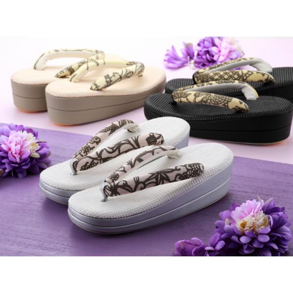 商品情報新品　箱入り　柿渋染鼻緒の草履です。天はパナマ(網代)織り風・鼻緒は少し透け感のある正絹生地が使われております。 PVC合皮製ですので、水や汚れに強くお手入れが簡単なのところも夏用の草履として嬉しいポイントです。※鼻緒の生地は同じで...