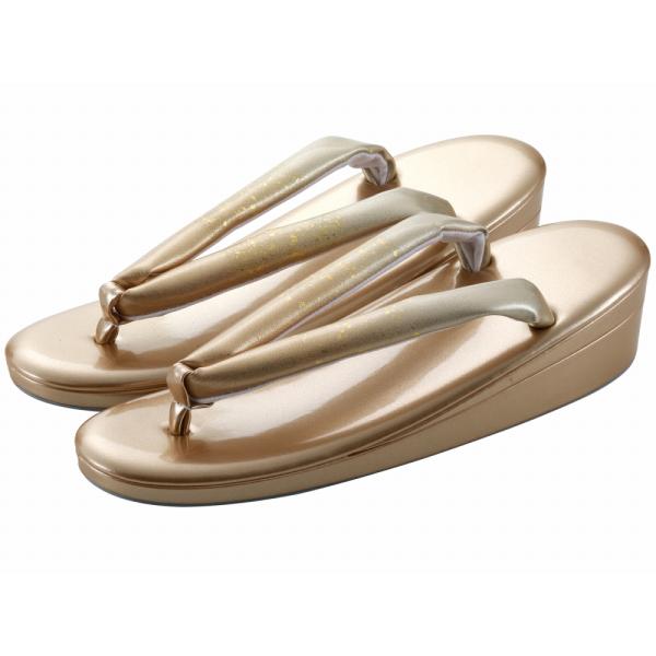 商品情報新品礼装用の草履単品です。訳内容：台の側面にわずかなキズと汚れがございます。(こちらは訳あり商品です。交換・返品は承る事出来ませんので予めご了承くださいませ。)草履の履き方：小指とかかとは草履から出るのが普通です。草履は、かかとを多...