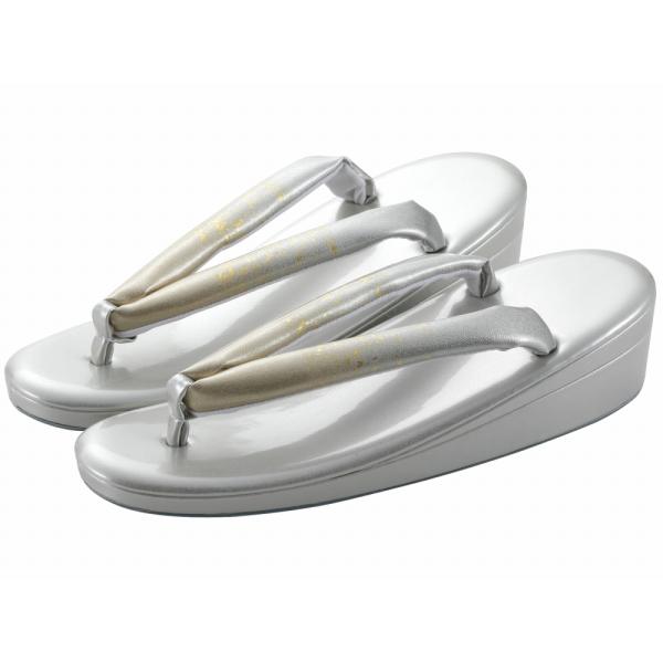 商品情報新品礼装用の草履単品です。訳内容：台の側面にわずかなキズと汚れがございます。(こちらは訳あり商品です。交換・返品は承る事出来ませんので予めご了承くださいませ。)草履の履き方：小指とかかとは草履から出るのが普通です。草履は、かかとを多...