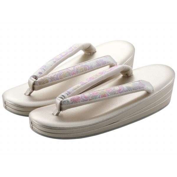 商品情報新品 振袖用お洒落な柄の鼻緒にシンプルな草履単品です鼻緒の裏はソフト加工で足に負担がかかりにくい台には高級草履に使用される「絹目調合皮」を使用しています見た目の豪華さと滑りにくさで抜群の履き心地です 素材合成皮革ほか サイズ全長：約...