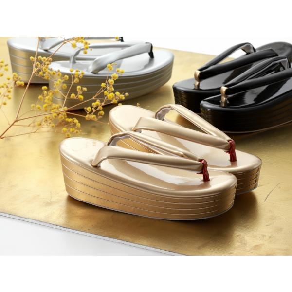 商品情報新品　箱なし振袖用かかと高、フリーサイズ草履です着物姿からチラッと見える鼻緒、シンプルタイプ★かかとはお洒落な四枚芯！着物や帯の柄色に合わせたり、コーディネートが広がります※小さなスレキズがある場合があります 素材台：合成皮革 サイ...