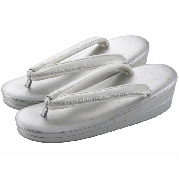 商品情報新品 シンプルな草履単品です台には上品に光るラメ入り鼻緒の裏はソフト加工で足に負担がかかりにくい草履の履き方：小指とかかとは草履から出るのが普通です。草履は、かかとを多少出して履くものです。１~２センチくらい出して履きます。初めは鼻...