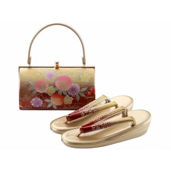 商品情報新品　箱入り草履バッグセットですぼかしと桜柄がお洒落なデザインです。内側にはミニポケットが付いています。 素材合皮ほか サイズバッグ横：約21cm　高さ：約11.5cm（持ち手含まず）巾：約12cm草履　フリーサイズ全長：約24.0...