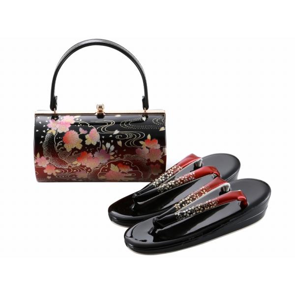 商品情報新品　箱入り草履バッグセットですぼかしと桜柄がお洒落なデザインです。内側にはミニポケットが付いています。 素材合皮ほか サイズバッグ横：約21cm　高さ：約11.5cm（持ち手含まず）巾：約12cm草履　フリーサイズ全長：約24.0...