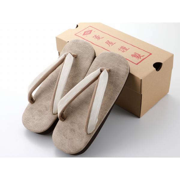 商品情報新品　箱入り　日本製大人気、カレンブロッソの紳士用カフェぞうりです。日常のちょっとしたお出かけに合わせてお使いいただけるカジュアルテイストのお草履は、普段きものやカジュアルな着物にぴったりです。お洒落な見た目だけでなく、機能面もバッ...