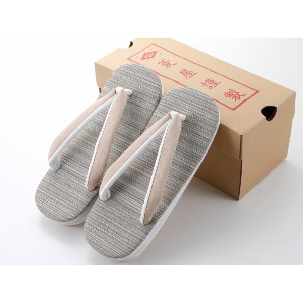 商品情報新品　箱入り　日本製大人気、カレンブロッソの紳士用カフェぞうりです。日常のちょっとしたお出かけに合わせてお使いいただけるカジュアルテイストのお草履は、普段きものやカジュアルな着物にぴったりです。お洒落な見た目だけでなく、機能面もバッ...