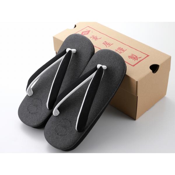 商品情報新品　箱入り　日本製大人気、カレンブロッソの紳士用カフェぞうりです。日常のちょっとしたお出かけに合わせてお使いいただけるカジュアルテイストのお草履は、普段きものやカジュアルな着物にぴったりです。お洒落な見た目だけでなく、機能面もバッ...