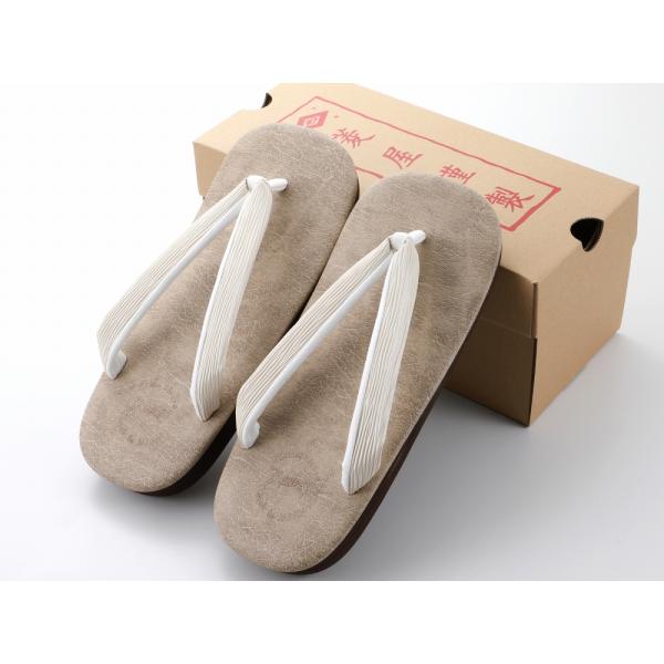 商品情報新品　箱入り　日本製大人気、カレンブロッソの紳士用カフェぞうりです。日常のちょっとしたお出かけに合わせてお使いいただけるカジュアルテイストのお草履は、普段きものやカジュアルな着物にぴったりです。お洒落な見た目だけでなく、機能面もバッ...