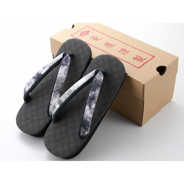 商品情報新品　箱入り　日本製大人気、カレンブロッソの紳士用カフェぞうりです。日常のちょっとしたお出かけに合わせてお使いいただけるカジュアルテイストのお草履は、普段きものやカジュアルな着物にぴったりです。お洒落な見た目だけでなく、機能面もバッ...