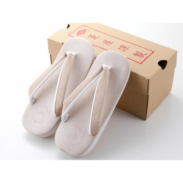 商品情報新品　箱入り　日本製大人気、カレンブロッソの紳士用カフェぞうりです。日常のちょっとしたお出かけに合わせてお使いいただけるカジュアルテイストのお草履は、普段きものやカジュアルな着物にぴったりです。お洒落な見た目だけでなく、機能面もバッ...