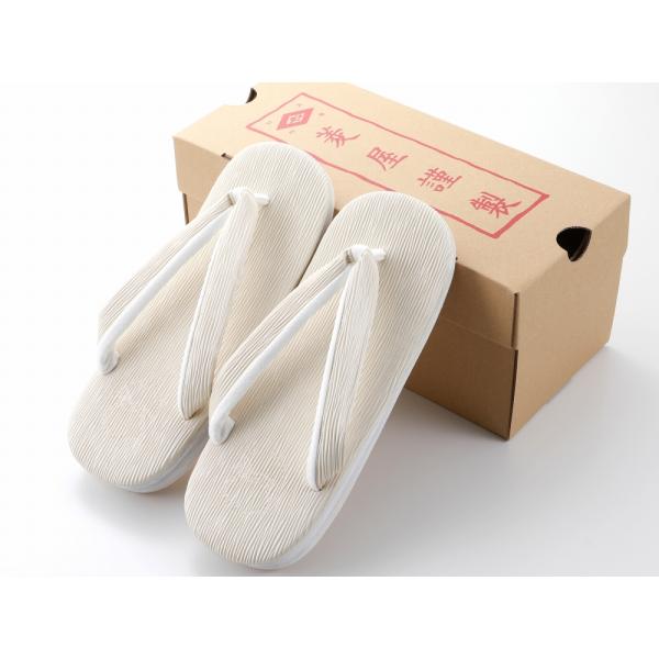 商品情報新品　箱入り　日本製大人気、カレンブロッソの紳士用カフェぞうりです。日常のちょっとしたお出かけに合わせてお使いいただけるカジュアルテイストのお草履は、普段きものやカジュアルな着物にぴったりです。お洒落な見た目だけでなく、機能面もバッ...