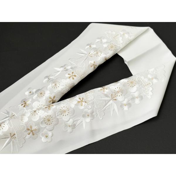 商品情報新品正絹風のつややかな光沢と滑らかな肌触り、ハリ・コシに優れ制電制を備えており、洗濯しても維持します 素材衿地：ポリエステル100％刺繍糸：レーヨン100％（金属糸使用の場合あり） サイズ長さ 約114cm × 幅 約16.5cm ...