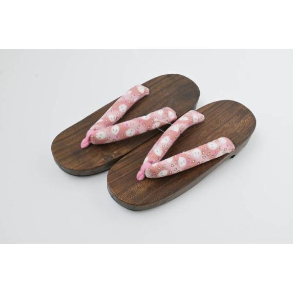 商品情報新品　訳あり下駄です※訳説明：下駄桐部分キズありこちらは訳あり商品です。（交換・返品不可とさせて頂いておりますのでご了承下さいませ。） 素材台：桐　鼻緒表地：布地 サイズ全長　約24.0cm　かかとの高さ　約3.5cm ご注意お色に...