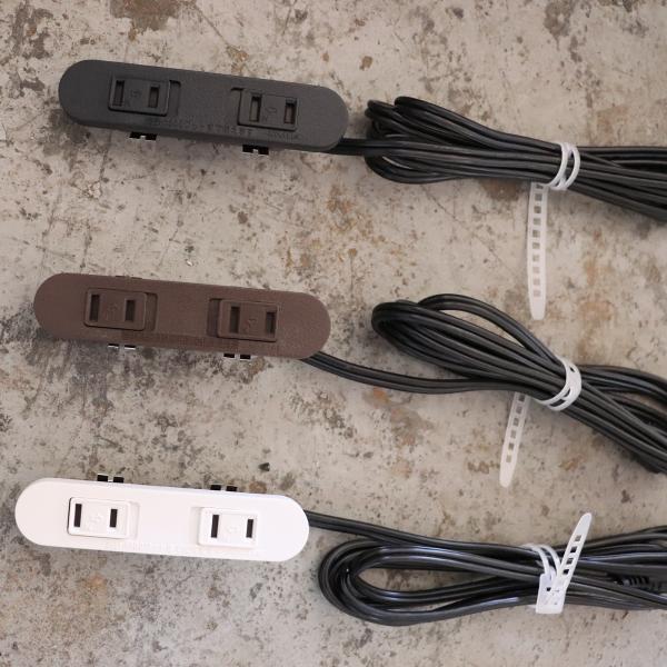 家具製作用埋め込みコンセント2ツ口家具などに埋め込む2ツ口のコンセントです。スライドさせないとコンセントを差し込めない仕組みになっているので、ほこりがたまりにくいです。表のプラステック部分(カバー部) 縦24mm 横106.5mm 厚み 6...