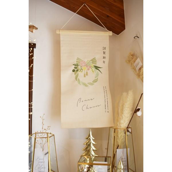 気軽にどこにでも飾れて、簡単にしまえる刺繍タペストリー♪木製カバー・紐が付いていますので、すぐに使用できます！イラスト部分は刺繍。文字部分は印刷になっています。