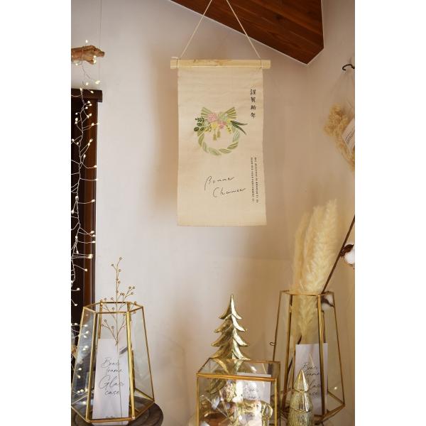 気軽にどこにでも飾れて、簡単にしまえる刺繍タペストリー♪木製カバー・紐が付いていますので、すぐに使用できます！イラスト部分は刺繍。文字部分は印刷になっています。