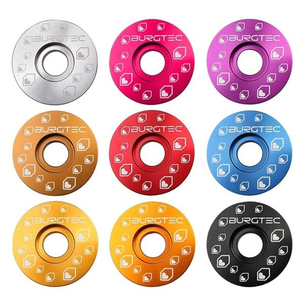 CNCで高精度に切削されたBURGTECロゴ入りトップキャップ高精度な切削でコントロール周りの精度を完璧な状態に！注意：専用のトップキャップボルト（別売）が必要です。必ずトップキャップボルトとセットでご使用ください。