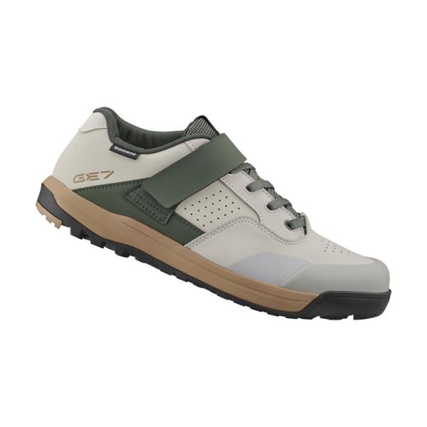 エンデューロ向けに最適化されたSHIMANO ULTREAD GEラバーコンパウンドとトレッドパターンが、信頼性の高いペダリングと歩行時のトラクションを実現。TORBAL 2.0トーショナルミッドソールは、外周部の柔軟性を向上させ、アグレッ...