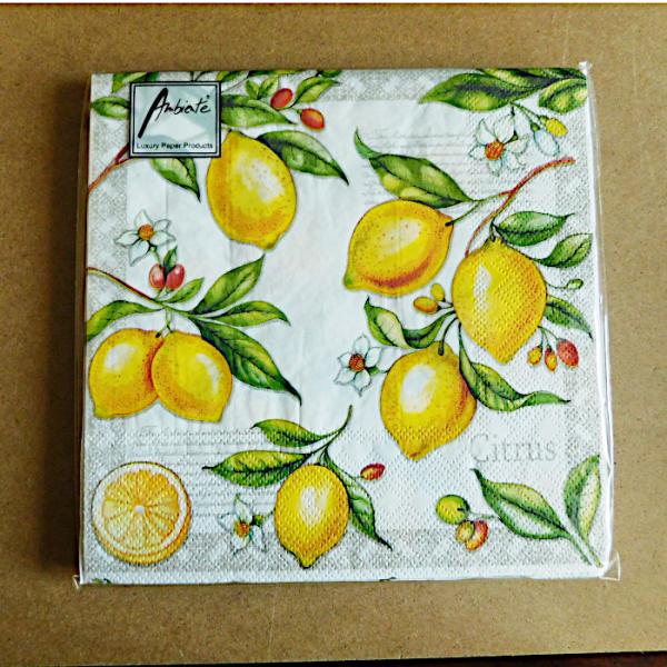 パーティなどおもてなしの席にテーブルの上のアクセントとなるペーパーナプキン10枚入り。3枚重ねのしっかりとした厚みで、お食事の時の紙ナプキンとしてハンドメイドお好きな方向けのカルトナージュ、デコパージュにもおすすめです。お家でのカフェタイム...