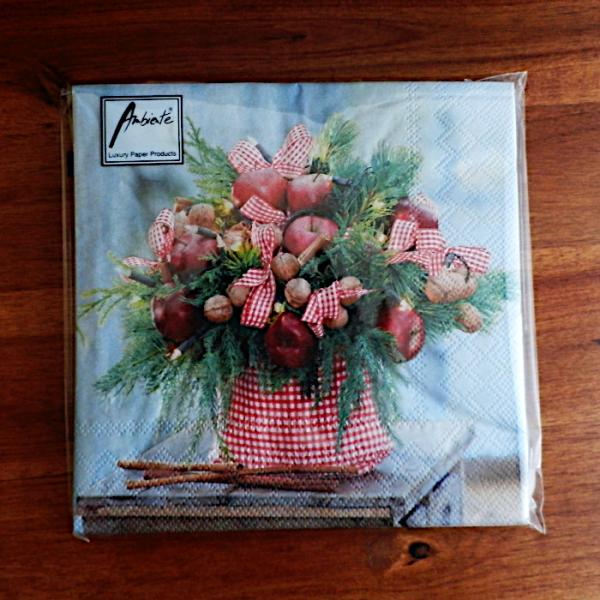 パーティなどおもてなしの席にテーブルの上のアクセントとなるペーパーナプキン10枚入り。3枚重ねのしっかりとした厚みで、お食事の時の紙ナプキンとしてハンドメイドお好きな方向けのカルトナージュ、デコパージュにもおすすめです。お家でのカフェタイム...