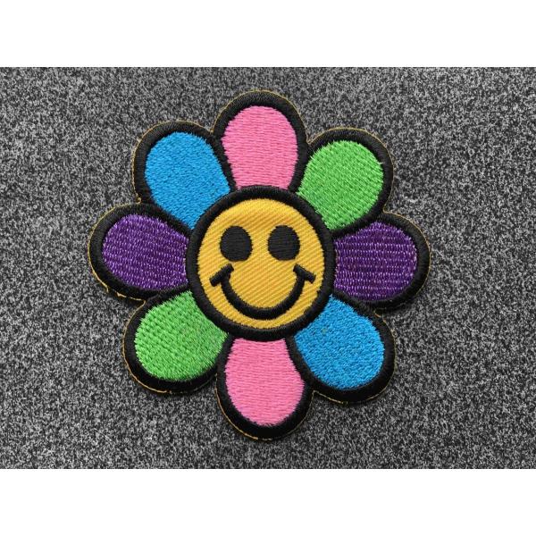 ワッペン　８　スマイルフラワー　刺繍　ハンドメイド素材