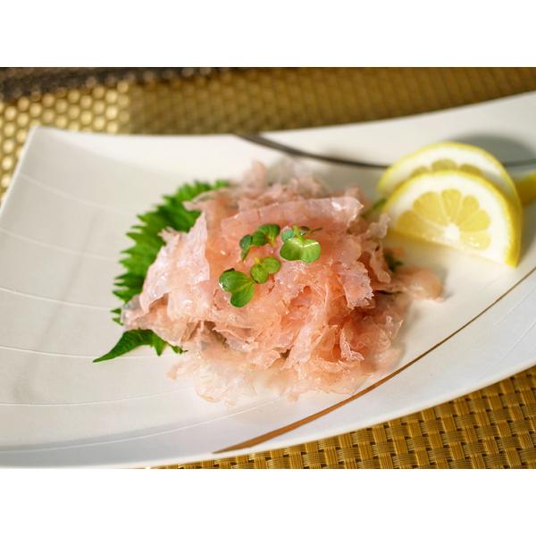 くじらの軟骨で作ったしそ風味おつまみですナガス鯨の上あご軟骨「かぶら骨」を薄くスライスして、しそ風味のたれに漬け込みました。軟骨のコリコリとした食感が特徴の一品です。そのままでお酒のおつまみに、またサラダなどへのアレンジとしてもおすすめです...