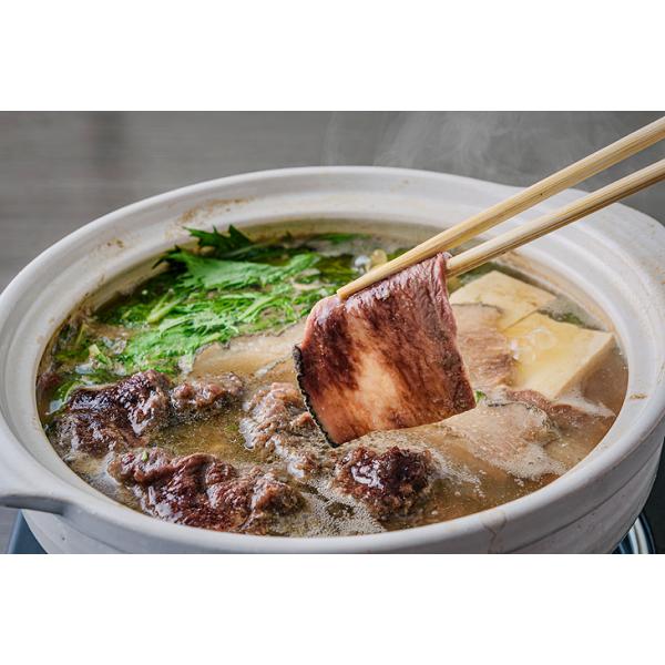 長崎の鯨屋日野商店が提供するハリハリ鍋セットです。長崎の醤油メーカー「チョーコー醤油」とコラボレーション！化学調味料無添加「京風だしの素」が鯨の旨味を引き出します！シロミから鯨の良質な脂と旨味が出汁に溶け込みます。赤身はすじの少ない背肉を採...