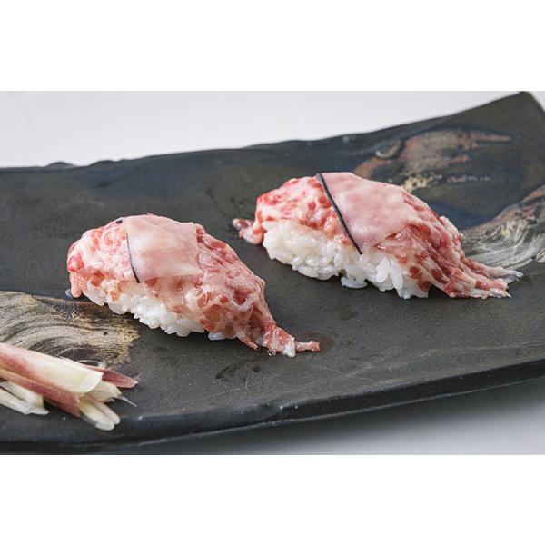 鹿の子と生本皮で作るかんたん鯨寿司！鯨のアゴから頬にかけての脂が乗った希少部位、鹿の子（生とろ）スライスと生本皮スライスを使った鯨寿司のセットです。※シャリ玉はセットに含まれませんのでご注意ください。　シャリ玉はスーパーなどで売っているもの...