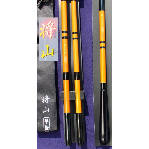 意外と歴史の長い”将山”のシリーズ、カーボン竿掛けと玉の柄セットになります。サイズは、竿掛けが長さ１本９３cm、半出し４０cm、繋いで全長１３３cmになります。差し込みの先端外径１０．５mm内径は７.５mm、元の径は１本、半出しともに外径１...