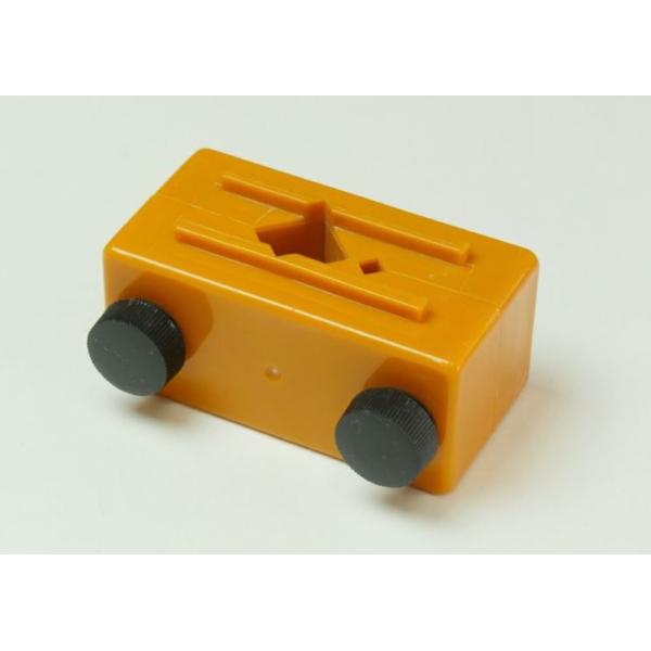 【印床として】印材サイズ8〜35mm角まで固定出来ます。【側款時の固定として】側面固定バーにより側款を彫ることも出来ます（幅20mm以上35mmくらいまで）。【印材の平面・垂直加工として】反対側は平面なので、紙やすりを使用した印面の平面出し...