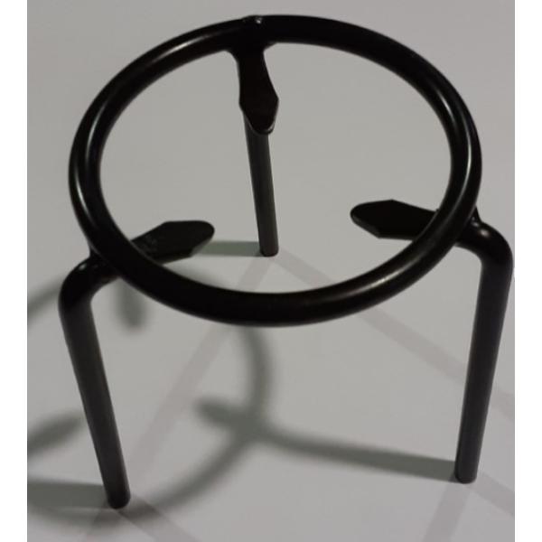 炭火などの上に設置し、鍋やヤカンなどを置くための器具。囲炉裏、火鉢、七輪、焜炉、等々）の熱源上に置いて、鍋　やかん、土瓶、鉄瓶、焼き網などを乗せる