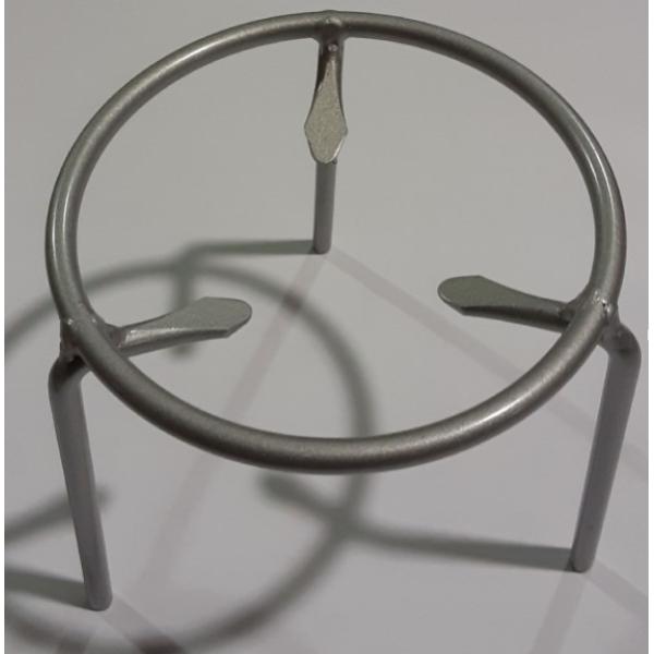 炭火などの上に設置し、鍋やヤカンなどを置くための器具。囲炉裏、火鉢、七輪、焜炉、等々）の熱源上に置いて、鍋　やかん、土瓶、鉄瓶、焼き網などを乗せる