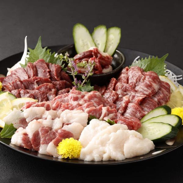 【内容量】国産 熊本肥育  馬刺し 6種盛り：約450g ( 特選霜降り100g、上霜降り100g、赤身約100g、コーネ50g、フタエゴ50g、ユッケ50g、小袋しょうゆ、小袋生姜、ユッケたれ)※■　小分けパック・1パック約50gもしくは...