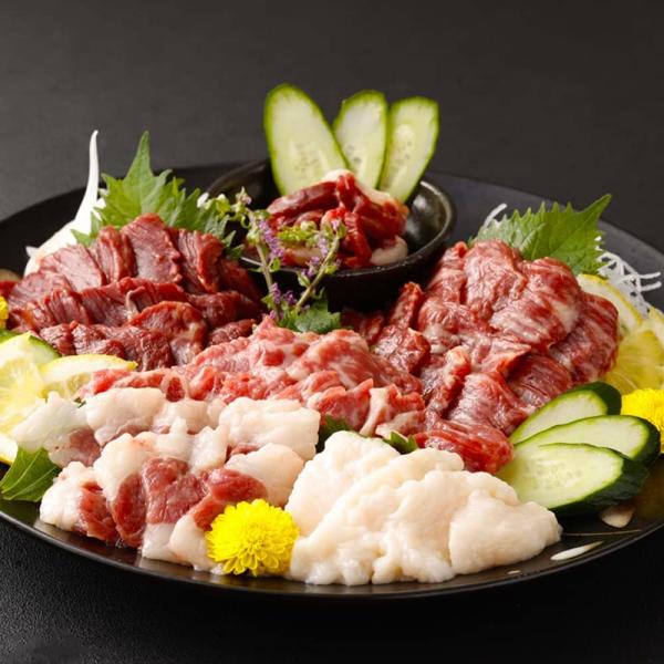 【商品名】 馬刺し 6種盛り 5人前セット【産地】 国産（特選霜降り 100g 上霜降り100g 赤身 約100g ユッケ 50g ）カナダ産国内肥育（コーネ 50g フタエゴ 50g ）【内容量】合計450g （特選霜降り 100g 上霜...