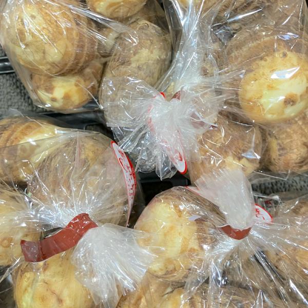 【商品名】熊本県産 里芋 白【産地】主に九州 熊本産になります【サイズ】 目安 M〜3Lサイズ ※※基本的に不揃いになります。【品種】品種はお選び出来かねます。※※ちなみに、現在の品種はハス葉系の里芋が主流でまん丸ではなく少し長めの芋になり...