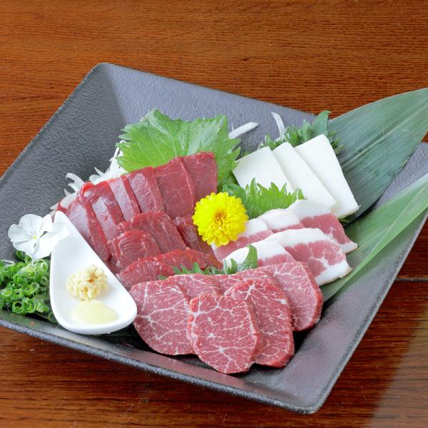 商品名：馬刺し　4種盛り 上霜降り＆赤身＆コーネ刺し＆フタエゴ刺しセット 内容量：合計約400g 　上霜降り約100g＆赤身約100g＆コーネ刺し約100＆フタエゴ刺し100g※■　小分けパック・1パック約50gもしくは約100gの小分けサ...