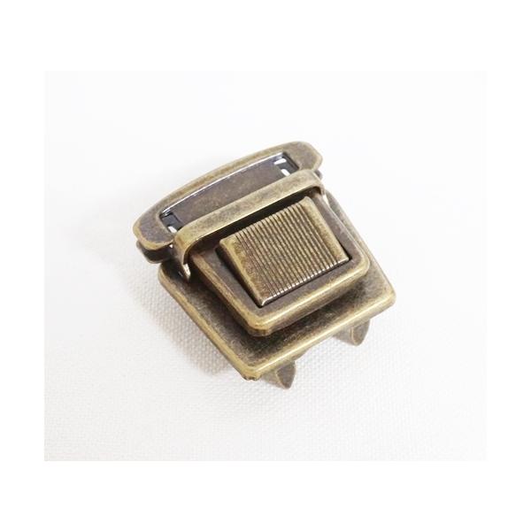 〇素材　鉄〇カラー　アンティーク(AG)〇サイズ　約35mm×35mm　コの字足パーツ(足の長さ10mm)〇個数　１個角型の差し込み金具です。取り付け方は、胴体側は足が付いており、折り曲げて固定させます。(座金付)カブセ側はコの字パーツを通...