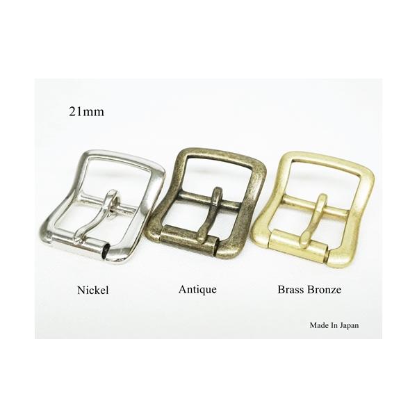 〇素材　亜鉛合金 ピン→鉄〇カラー　ニッケル, アンティーク(AG), 真鍮ブロンズ色(艶消し真鍮メッキ色)〇サイズ　ベルト幅21mm  全長36.5mm ピン幅3.1mm〇個数　1個ベルト幅21mmの日本製のローラー付舟形バックルです。バ...