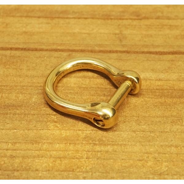 ○材質 ブラス(真鍮)○カラー 真鍮生地色○サイズ ベルト幅12.8mm 全長32mm 厚み4.1mm〜8.2mm〇個数　１個ベルト幅12mmの真鍮生地のネジ式手カンです。真鍮生地の為、経年により徐々に渋い色目となり、ヴィンテージ感をお楽し...