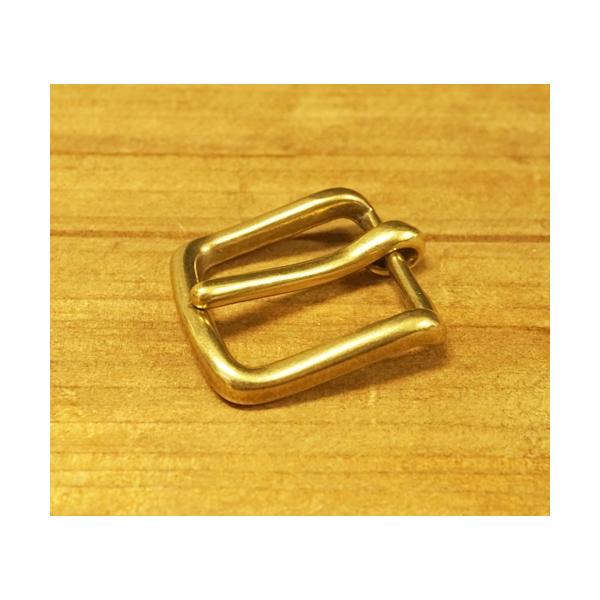 〇素材　真鍮〇カラー　真鍮生地色〇サイズ　ベルト幅25mm 全長38mm ピン幅4.4mm　(写真参照)〇個数　1個ベルト幅25mmの日本製の真鍮バックルです。シンプルでおしゃれな形状に仕上がっています。レザークラフト、ハンドメイドにぜひお...