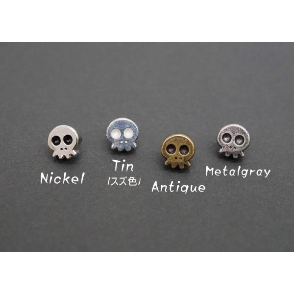 ドクロの飾りカシメ ３色 特小カシメ ○材質 スズ合金、真鍮○カラー ニッケル、スズ色、アンティーク、メタルグレー○個数　１個○サイズ 径8×7.8mm 足の長さ4mm 軸の厚み2mm●商品説明こちらは当店オリジナルのドクロモチーフの飾りカ...