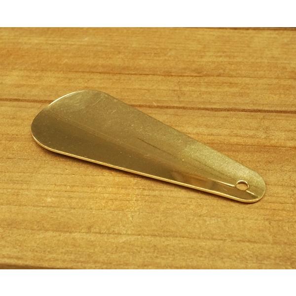 〇素材　真鍮〇カラー　ブラス(真鍮色)〇サイズ　96×38mm 厚み1mm (画像参照)〇個数　１個真鍮生地の靴ベラです。アクセサリーとして、勿論実際に靴ベラとしてもご使用いただけます。またインテリアとしてもおしゃれですよ。真鍮生地なので、...