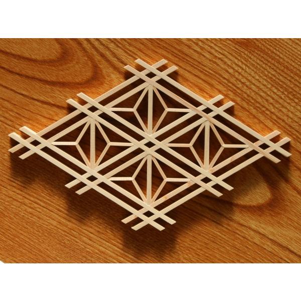 組子細工の人気アイテム、組子コースターです。少し大き目の二重菱柄です。二重菱柄は組子コースターとしては珍しい柄です。組子コレクションの一品としていかがですか。お客様のグループ別に組子コースターの柄を変えてみるのも楽しいですね。ひのき無垢材が...