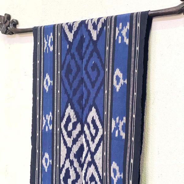 アジアンテイストな空間を演出するファブリックとして欠かせないアイテムであるイカットは縦糸と横糸から編まれる布で地域によって伝統的な模様がありますが、どれも個性的なデザインのものばかりです。テーブルランナー、タペストリー、各種カバーなど多用途...